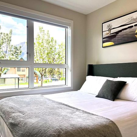 Brand New 2Br Condo With Outdoor Swimming Pool And Hot Tub Canmore Exteriér fotografie