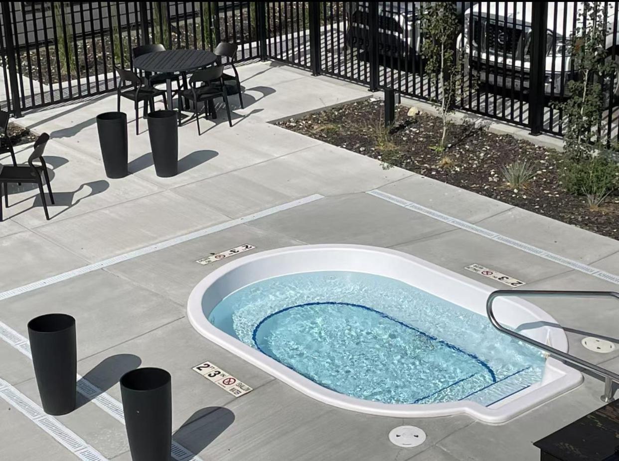 Brand New 2Br Condo With Outdoor Swimming Pool And Hot Tub Canmore Exteriér fotografie