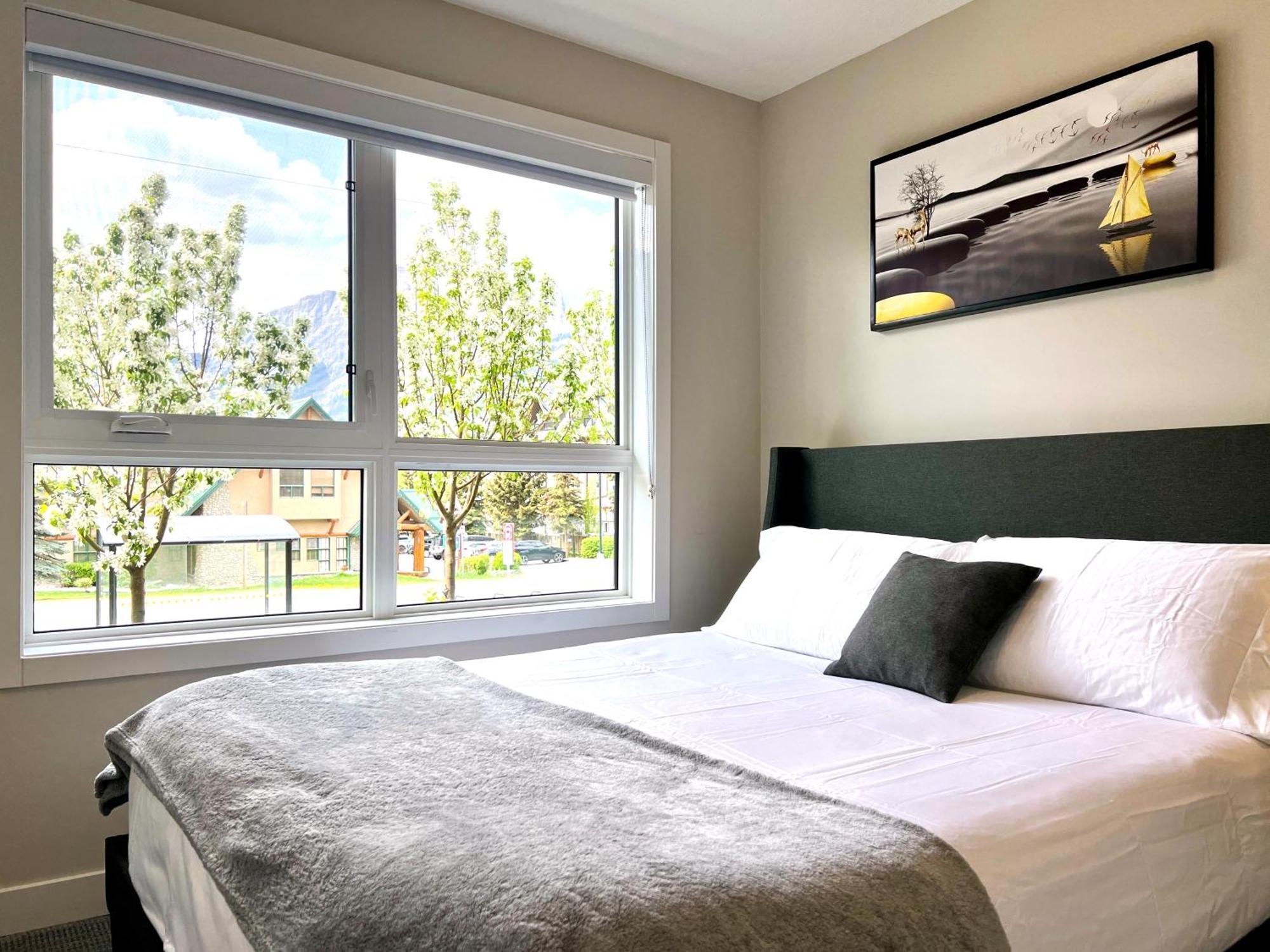 Brand New 2Br Condo With Outdoor Swimming Pool And Hot Tub Canmore Exteriér fotografie