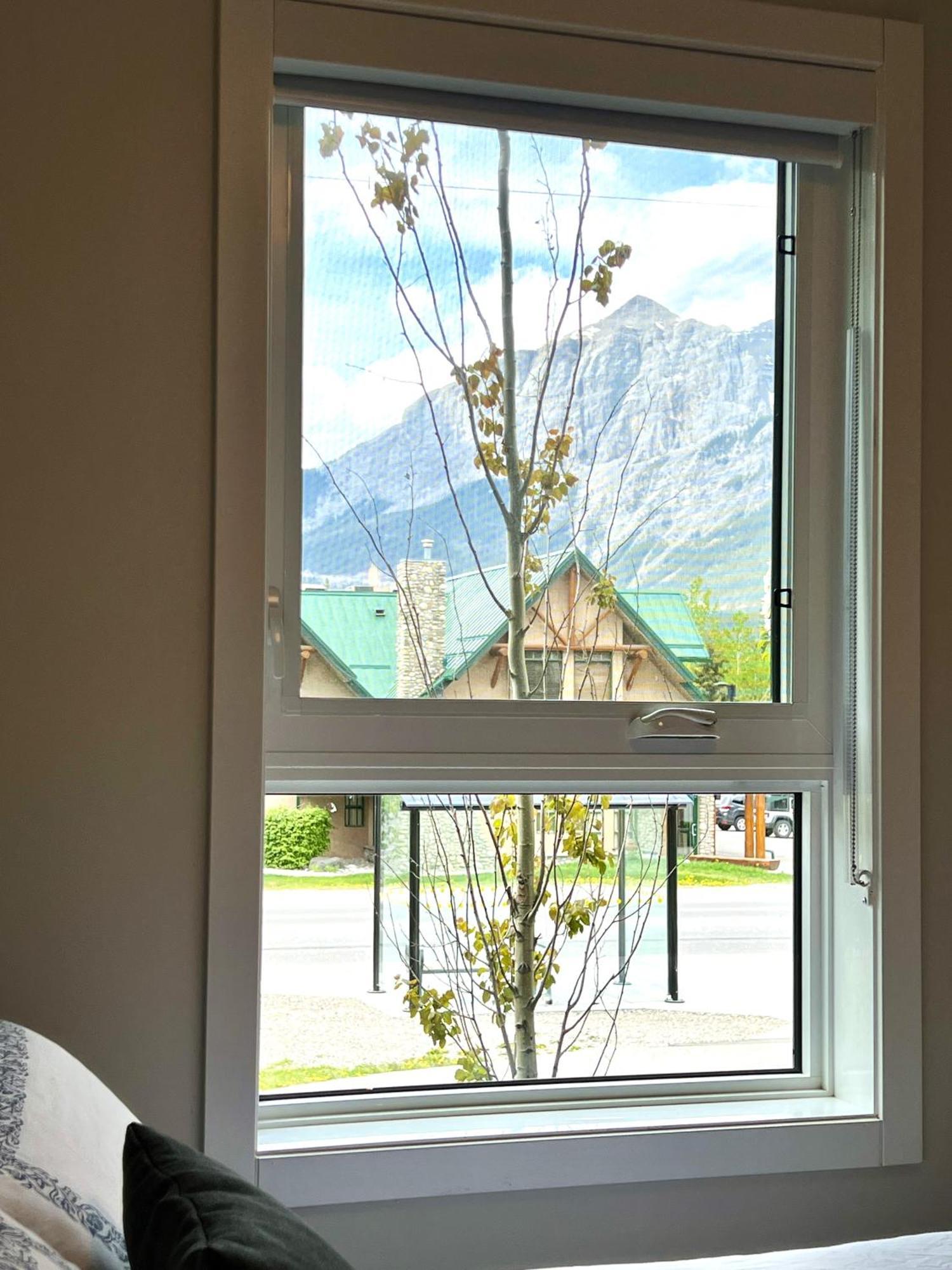 Brand New 2Br Condo With Outdoor Swimming Pool And Hot Tub Canmore Exteriér fotografie