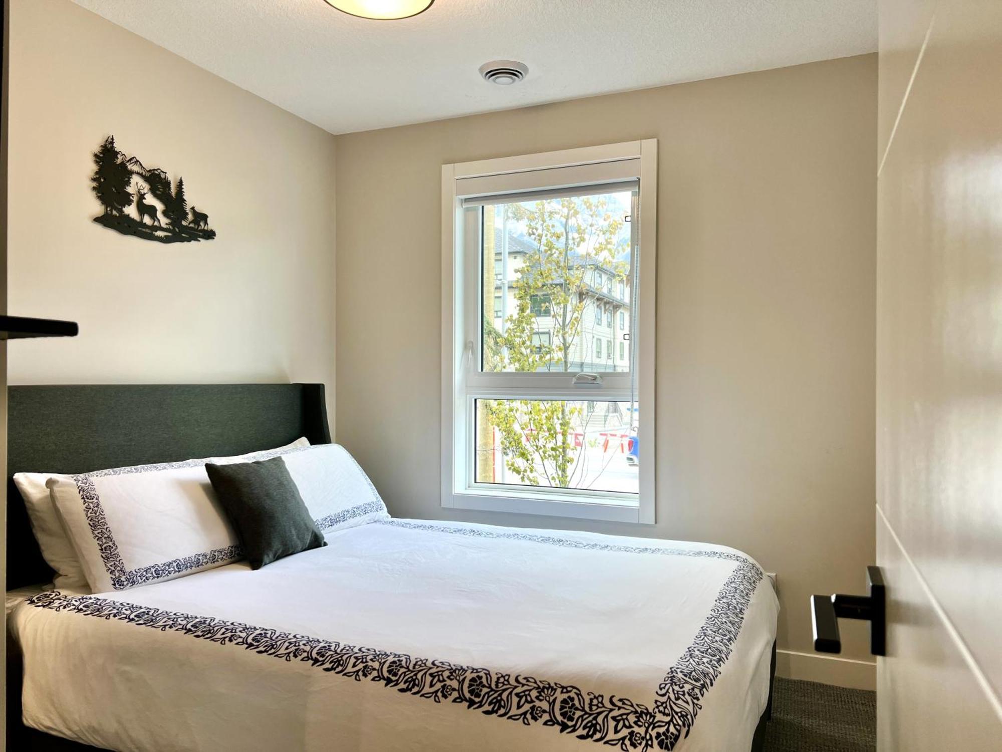 Brand New 2Br Condo With Outdoor Swimming Pool And Hot Tub Canmore Exteriér fotografie