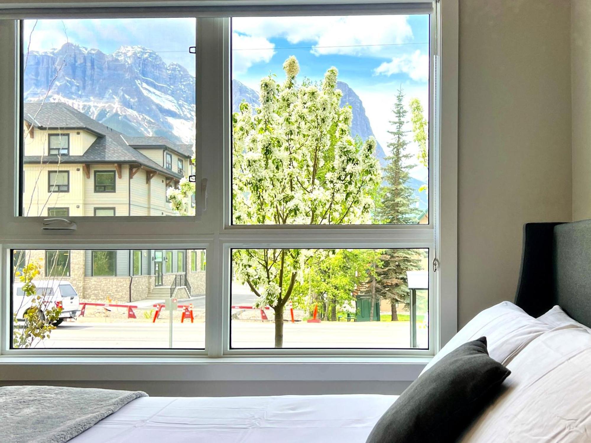 Brand New 2Br Condo With Outdoor Swimming Pool And Hot Tub Canmore Exteriér fotografie